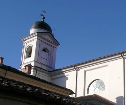 RESTAURO E RISANAMENTO CONSERVATIVO-Chiesa di Castagnea, Portula (BI) - 2003
L'intervento di restauro ha previsto la rimozione di grandi porzioni d’intonaco ed elementi di facciata ammalorati. Abbiamo poi effettuato i ripristini d’intonaco con malte a base calce adatte per il restauro e il recupero di edifici storici. A questo punto abbiamo concluso i lavori ricostruendo gli elementi di facciata quali cornici, fregi e capitelli delle colonne ancora con malte a base calce.
