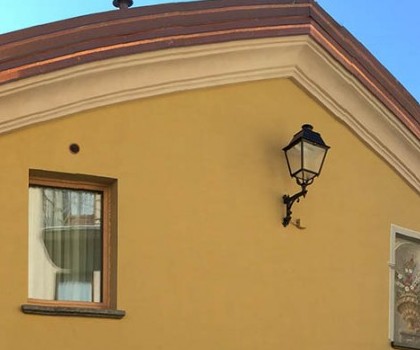 EDILIZIA TURISTICO-RICETTIVA-Demolizione dell’edificio esistente e realizzazione di un nuovo edificio adibito a Chambre d'Hotes nel centro di Aosta - 2012
Abbiamo completamente demolito l’edificio e lo abbiamo ricostruito dalle fondazioni con tecniche edilizie all'avanguardia. La struttura è in cemento armato antisismica e le fondazioni sono totalmente svincolate dal terreno per mezzo di pannelli isolanti in fibra di vetro ad alta resistenza meccanica. Abbiamo realizzato i tamponamenti utilizzando blocchi di argilla per garantire un isolamento acustico, mentre l'isolamento a cappotto è stato fatto con pannelli di lana minerale abbinando all'isolamento termico anche un elevato isolamento acustico. I serramenti, in legno lamellare assemblato, sono in abete all’esterno e in larice termico evaporato all’interno, con triplo vetro doppia camera basso emissivo. La copertura in legno termo-trattato (travi e tavolato) è caratterizzata da teli di tenuta all’aria, isolamento termico in fibra di legno, lamiera e finitura in lose di serpentino. Le finiture interne sono state eseguite con pavimenti in legno controbilanciato in larice termico, con finitura in loco a base di olio e cera, mentre gli intonaci degli interni con una finitura anticata dalle manualità uniche. L’impianto di riscaldamento è misto: radiatori nelle camere e a pavimento radiante nelle parti comuni, mentre in salotto c’è un termocamino a legna. Infine, l’impianto elettrico è stato progettato con un sistema di domotica, che consente la gestione a distanza di tutta la struttura.