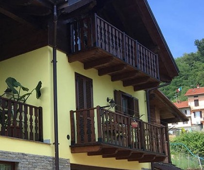 EDILIZIA RESIDENZIALE-Nuova villetta singola a Valdilana, Valle Mosso (BI) - 2012
Per questo progetto abbiamo affrontato una prima fase di esecuzione di terre armate e interventi di stabilizzazione per ricavare la superficie necessaria per la nuova abitazione. La struttura è tutta in cemento armato, ad eccezione del secondo orizzontamento che è in legno con getto di cappa di cemento armato collaborante. Le murature e la copertura sono isolate termicamente, mentre i rivestimenti e gli elementi in legno e pietra di parte delle facciate esterne donano all'edificio uno stile che riteniamo molto gradevole.
