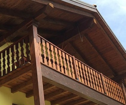 EDILIZIA RESIDENZIALE-Nuova villetta singola a Valdilana, Valle Mosso (BI) - 2012
Per questo progetto abbiamo affrontato una prima fase di esecuzione di terre armate e interventi di stabilizzazione per ricavare la superficie necessaria per la nuova abitazione. La struttura è tutta in cemento armato, ad eccezione del secondo orizzontamento che è in legno con getto di cappa di cemento armato collaborante. Le murature e la copertura sono isolate termicamente, mentre i rivestimenti e gli elementi in legno e pietra di parte delle facciate esterne donano all'edificio uno stile che riteniamo molto gradevole.
