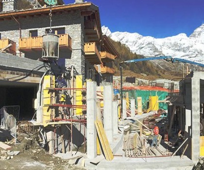 EDILIZIA TURISTICO-RICETTIVA-Realizzazione di un nuovo complesso turistico-residenziale a Cervinia, Aosta – 2014/2017
Questo complesso turistico-residenziale è composto da 3 edifici, per un totale di 12 appartamenti realizzati in stile tipicamente di montagna, con l'utilizzo di tanto legno e pietra come materiale da costruzione. Il rivestimento esterno in pietra è stato eseguito riproducendo la trama degli edifici originari presenti nella frazione Avouil del comune di Cervinia, come imposto dalla soprintendenza. Le finiture interne sono di pregio.
