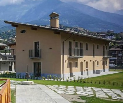 EDILIZIA RESIDENZIALE-Nuovo complesso residenziale “Antico Mulino” ad Aosta - 2017
Questo intervento ha permesso di ridar vita a un delizioso angolo storico del capoluogo valdostano. Abbiamo eseguito il recupero di una cascina con il restauro, il risanamento conservativo e la ristrutturazione dei due fabbricati rimanenti, conservando la tipologia costruttiva già esistente. L'utilizzo di materiali e tecnologie edilizie performanti ha permesso di ottenere 8 nuovi alloggi distribuiti in 3 fabbricati, tutti in classe energetica A.  