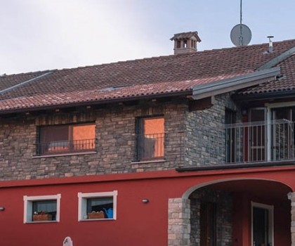 EDILIZIA RESIDENZIALE-Ristrutturazione di un edificio rustico con ampliamento a Valdilana, Trivero (BI) - 2006
In questo caso abbiamo eseguito una ristrutturazione con il rifacimento di alcuni solai, il rinforzo della struttura esistente e la realizzazione di una nuova struttura per eseguire l’ampliamento. Il vecchio tetto è stato sostituito con uno nuovo isolato e anche le murature perimetrali sono state isolate. Per concludere abbiamo inserito tutti i nuovi impianti e provveduto alla sistemazione finale dell'area esterna.