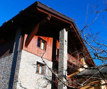 EDILIZIA TURISTICO-RICETTIVA-Ristrutturazione con ampliamento per nuovi appartamenti vacanze a Charvensod, Aosta – 2012/2013
Per eseguire questo progetto abbiamo demolito una porzione del vecchio fabbricato composta da stalla e fienile. Abbiamo eseguito lo scavo in aderenza alla porzione del fabbricato rimanente per realizzare il nuovo ampliamento e abbiamo così potuto dar vita alla nuova struttura con l’adeguamento sismico di quella esistente. L'edificio è completamente isolato esternamente e le facciate sono ben valorizzate con rivestimenti in pietra e boiserie.