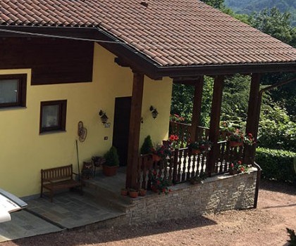 EDILIZIA RESIDENZIALE-Nuova villetta singola a Valdilana, Valle Mosso (BI) - 2012
Per questo progetto abbiamo affrontato una prima fase di esecuzione di terre armate e interventi di stabilizzazione per ricavare la superficie necessaria per la nuova abitazione. La struttura è tutta in cemento armato, ad eccezione del secondo orizzontamento che è in legno con getto di cappa di cemento armato collaborante. Le murature e la copertura sono isolate termicamente, mentre i rivestimenti e gli elementi in legno e pietra di parte delle facciate esterne donano all'edificio uno stile che riteniamo molto gradevole.

