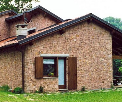 EDILIZIA RESIDENZIALE-Nuova villetta singola a Valdilana, Trivero (BI) - 1995
Questo edificio, collocato in posizione dominante in cima a una collina, ha una disposizione in pianta con una forma leggermente arcuata, in modo da privilegiare la facciata sud, dove la vista e l'esposizione sono migliori. Abbiamo realizzato la struttura in cemento armato seguendo le particolari forme della pianta dell'edificio, mentre abbiamo eseguito il rivestimento esterno con  blocchetti squadrati a mano di porfido rosso proveniente dalle cave di Cuasso al Monte (VA). A nostro avviso tutto questo ha reso l’effetto finale molto particolare. Infine, nel piano giorno è presente il giardino interno che si affaccia per mezzo di vetrate sui locali interni e prende la luce naturale dall'alto. 