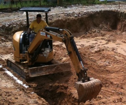 EDILIZIA RESIDENZIALE-Nuova villetta singola a Valdilana, Valle Mosso (BI) - 2012
Per questo progetto abbiamo affrontato una prima fase di esecuzione di terre armate e interventi di stabilizzazione per ricavare la superficie necessaria per la nuova abitazione. La struttura è tutta in cemento armato, ad eccezione del secondo orizzontamento che è in legno con getto di cappa di cemento armato collaborante. Le murature e la copertura sono isolate termicamente, mentre i rivestimenti e gli elementi in legno e pietra di parte delle facciate esterne donano all'edificio uno stile che riteniamo molto gradevole.
