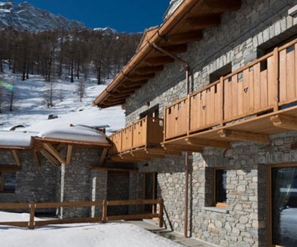 EDILIZIA TURISTICO-RICETTIVA-Realizzazione di un nuovo complesso turistico-residenziale a Cervinia, Aosta – 2014/2017
Questo complesso turistico-residenziale è composto da 3 edifici, per un totale di 12 appartamenti realizzati in stile tipicamente di montagna, con l'utilizzo di tanto legno e pietra come materiale da costruzione. Il rivestimento esterno in pietra è stato eseguito riproducendo la trama degli edifici originari presenti nella frazione Avouil del comune di Cervinia, come imposto dalla soprintendenza. Le finiture interne sono di pregio.
