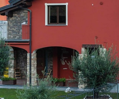EDILIZIA RESIDENZIALE-Ristrutturazione di un edificio rustico con ampliamento a Valdilana, Trivero (BI) - 2006
In questo caso abbiamo eseguito una ristrutturazione con il rifacimento di alcuni solai, il rinforzo della struttura esistente e la realizzazione di una nuova struttura per eseguire l’ampliamento. Il vecchio tetto è stato sostituito con uno nuovo isolato e anche le murature perimetrali sono state isolate. Per concludere abbiamo inserito tutti i nuovi impianti e provveduto alla sistemazione finale dell'area esterna.