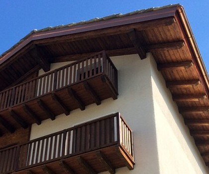 EDILIZIA RESIDENZIALE-Sopraelevazione di un edificio ad Aosta - 2014
Per quest’abitazione abbiamo eseguito l’ampliamento dell’edificio tramite una sopraelevazione con rifacimento del tetto e delle facciate, che sono state valorizzate dall'inserimento di alcune boiserie. Il nuovo tetto è stato realizzato con la copertura in “lose” di pietra, nel rispetto della tipologia edilizia tipica del luogo.