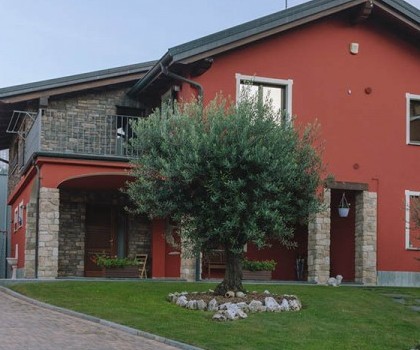 EDILIZIA RESIDENZIALE-Ristrutturazione di un edificio rustico con ampliamento a Valdilana, Trivero (BI) - 2006
In questo caso abbiamo eseguito una ristrutturazione con il rifacimento di alcuni solai, il rinforzo della struttura esistente e la realizzazione di una nuova struttura per eseguire l’ampliamento. Il vecchio tetto è stato sostituito con uno nuovo isolato e anche le murature perimetrali sono state isolate. Per concludere abbiamo inserito tutti i nuovi impianti e provveduto alla sistemazione finale dell'area esterna.