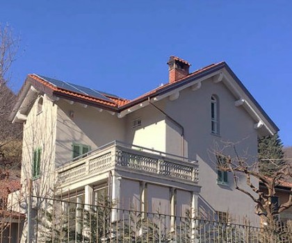 EDILIZIA RESIDENZIALE-Ristrutturazione di una villetta singola in stile liberty a Borgosesia (VC) - 2017
Per questo lavoro abbiamo eseguito una ridistribuzione completa dei locali mediante una demolizione e una ricostruzione delle tramezze. Abbiamo rifatto il tetto sostituendolo con uno nuovo isolato, con struttura in legno lamellare. Abbiamo poi rivestito le facciate esterne con un termo-cappotto e, infine, inglobato la veranda nei locali interni con dei serramenti scorrevoli.
