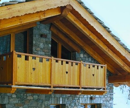 EDILIZIA TURISTICO-RICETTIVA-Realizzazione di un nuovo complesso turistico-residenziale a Cervinia, Aosta – 2014/2017
Questo complesso turistico-residenziale è composto da 3 edifici, per un totale di 12 appartamenti realizzati in stile tipicamente di montagna, con l'utilizzo di tanto legno e pietra come materiale da costruzione. Il rivestimento esterno in pietra è stato eseguito riproducendo la trama degli edifici originari presenti nella frazione Avouil del comune di Cervinia, come imposto dalla soprintendenza. Le finiture interne sono di pregio.
