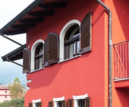 EDILIZIA RESIDENZIALE-Ristrutturazione di un edificio rustico con ampliamento a Valdilana, Trivero (BI) - 2006
In questo caso abbiamo eseguito una ristrutturazione con il rifacimento di alcuni solai, il rinforzo della struttura esistente e la realizzazione di una nuova struttura per eseguire l’ampliamento. Il vecchio tetto è stato sostituito con uno nuovo isolato e anche le murature perimetrali sono state isolate. Per concludere abbiamo inserito tutti i nuovi impianti e provveduto alla sistemazione finale dell'area esterna.