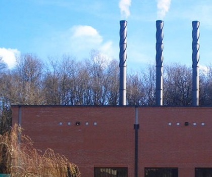 EDILIZIA INDUSTRIALE E DIREZIONALE-Realizzazione della nuova centrale termica per il lanificio Vitale Barberis Canonico S.p.A. a Trivero (BI) - 2008
La realizzazione di questo nuovo edificio ha richiesto un importante scavo di sbancamento, fino alla profondità di 6 metri, per rimuovere la porzione di terreno inadatto a ricevere i futuri carichi. Le fondazioni sono state impostate a quella profondità realizzando ulteriori pozzi di calcestruzzo per raggiungere il terreno più idoneo. Da quella profondità, lungo il perimetro, abbiamo realizzato una serie di plinti e travi di collegamento in cemento armato per poter appoggiare poi successivamente la struttura prefabbricata. Il volume di materiale rimosso è stato sostituito con del nuovo materiale di cava, avente caratteristiche decisamente migliori. L'edificio è stato rivestito completamente con mattoni a vista posati a mano, riprendendo lo stile che caratterizza i nuovi edifici dello stabilimento. Dopodiché la centrale termica è stata collegata ai vari reparti del lanificio per mezzo di un cunicolo tecnologico interrato.