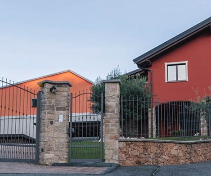 EDILIZIA RESIDENZIALE-Ristrutturazione di un edificio rustico con ampliamento a Valdilana, Trivero (BI) - 2006
In questo caso abbiamo eseguito una ristrutturazione con il rifacimento di alcuni solai, il rinforzo della struttura esistente e la realizzazione di una nuova struttura per eseguire l’ampliamento. Il vecchio tetto è stato sostituito con uno nuovo isolato e anche le murature perimetrali sono state isolate. Per concludere abbiamo inserito tutti i nuovi impianti e provveduto alla sistemazione finale dell'area esterna.