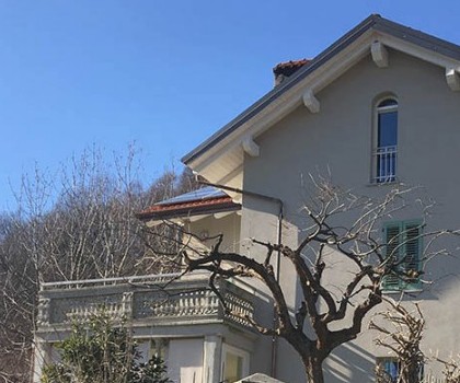 EDILIZIA RESIDENZIALE-Ristrutturazione di una villetta singola in stile liberty a Borgosesia (VC) - 2017
Per questo lavoro abbiamo eseguito una ridistribuzione completa dei locali mediante una demolizione e una ricostruzione delle tramezze. Abbiamo rifatto il tetto sostituendolo con uno nuovo isolato, con struttura in legno lamellare. Abbiamo poi rivestito le facciate esterne con un termo-cappotto e, infine, inglobato la veranda nei locali interni con dei serramenti scorrevoli.