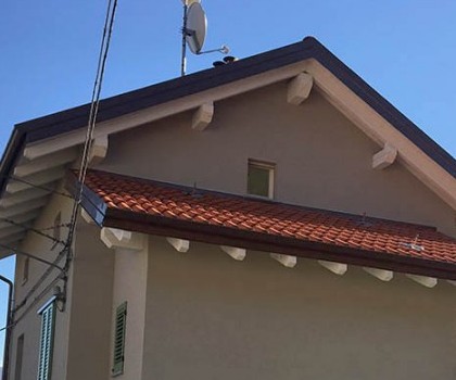 EDILIZIA RESIDENZIALE-Ristrutturazione di una villetta singola in stile liberty a Borgosesia (VC) - 2017
Per questo lavoro abbiamo eseguito una ridistribuzione completa dei locali mediante una demolizione e una ricostruzione delle tramezze. Abbiamo rifatto il tetto sostituendolo con uno nuovo isolato, con struttura in legno lamellare. Abbiamo poi rivestito le facciate esterne con un termo-cappotto e, infine, inglobato la veranda nei locali interni con dei serramenti scorrevoli.