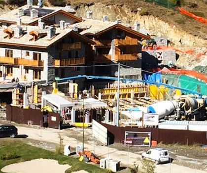 EDILIZIA TURISTICO-RICETTIVA-Realizzazione di un nuovo complesso turistico-residenziale a Cervinia, Aosta – 2014/2017
Questo complesso turistico-residenziale è composto da 3 edifici, per un totale di 12 appartamenti realizzati in stile tipicamente di montagna, con l'utilizzo di tanto legno e pietra come materiale da costruzione. Il rivestimento esterno in pietra è stato eseguito riproducendo la trama degli edifici originari presenti nella frazione Avouil del comune di Cervinia, come imposto dalla soprintendenza. Le finiture interne sono di pregio.
