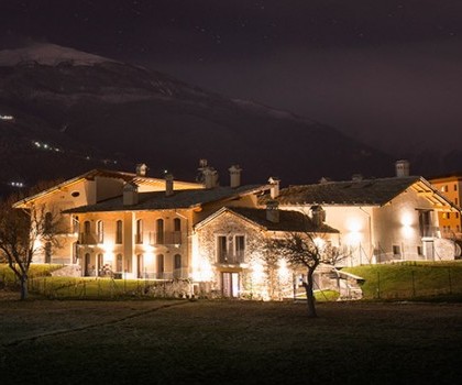 EDILIZIA RESIDENZIALE-Nuovo complesso residenziale “Antico Mulino” ad Aosta - 2017
Questo intervento ha permesso di ridar vita a un delizioso angolo storico del capoluogo valdostano. Abbiamo eseguito il recupero di una cascina con il restauro, il risanamento conservativo e la ristrutturazione dei due fabbricati rimanenti, conservando la tipologia costruttiva già esistente. L'utilizzo di materiali e tecnologie edilizie performanti ha permesso di ottenere 8 nuovi alloggi distribuiti in 3 fabbricati, tutti in classe energetica A.  