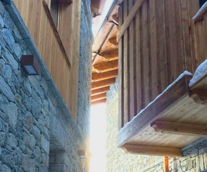 EDILIZIA TURISTICO-RICETTIVA-Realizzazione di un nuovo complesso turistico-residenziale a Cervinia, Aosta – 2014/2017
Questo complesso turistico-residenziale è composto da 3 edifici, per un totale di 12 appartamenti realizzati in stile tipicamente di montagna, con l'utilizzo di tanto legno e pietra come materiale da costruzione. Il rivestimento esterno in pietra è stato eseguito riproducendo la trama degli edifici originari presenti nella frazione Avouil del comune di Cervinia, come imposto dalla soprintendenza. Le finiture interne sono di pregio.
