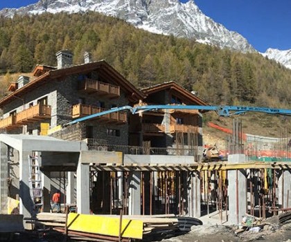 EDILIZIA TURISTICO-RICETTIVA-Realizzazione di un nuovo complesso turistico-residenziale a Cervinia, Aosta – 2014/2017
Questo complesso turistico-residenziale è composto da 3 edifici, per un totale di 12 appartamenti realizzati in stile tipicamente di montagna, con l'utilizzo di tanto legno e pietra come materiale da costruzione. Il rivestimento esterno in pietra è stato eseguito riproducendo la trama degli edifici originari presenti nella frazione Avouil del comune di Cervinia, come imposto dalla soprintendenza. Le finiture interne sono di pregio.
