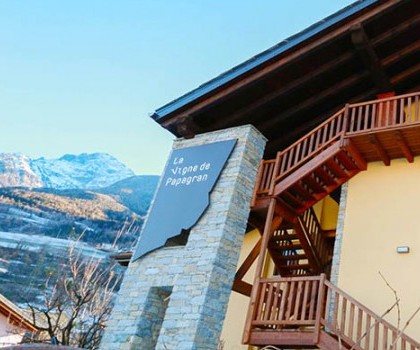 EDILIZIA TURISTICO-RICETTIVA-Ristrutturazione con ampliamento per nuovi appartamenti vacanze a Charvensod, Aosta – 2012/2013
Per eseguire questo progetto abbiamo demolito una porzione del vecchio fabbricato composta da stalla e fienile. Abbiamo eseguito lo scavo in aderenza alla porzione del fabbricato rimanente per realizzare il nuovo ampliamento e abbiamo così potuto dar vita alla nuova struttura con l’adeguamento sismico di quella esistente. L'edificio è completamente isolato esternamente e le facciate sono ben valorizzate con rivestimenti in pietra e boiserie.