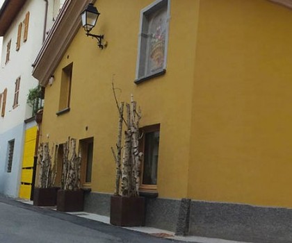 EDILIZIA TURISTICO-RICETTIVA-Demolizione dell’edificio esistente e realizzazione di un nuovo edificio adibito a Chambre d'Hotes nel centro di Aosta - 2012
Abbiamo completamente demolito l’edificio e lo abbiamo ricostruito dalle fondazioni con tecniche edilizie all'avanguardia. La struttura è in cemento armato antisismica e le fondazioni sono totalmente svincolate dal terreno per mezzo di pannelli isolanti in fibra di vetro ad alta resistenza meccanica. Abbiamo realizzato i tamponamenti utilizzando blocchi di argilla per garantire un isolamento acustico, mentre l'isolamento a cappotto è stato fatto con pannelli di lana minerale abbinando all'isolamento termico anche un elevato isolamento acustico. I serramenti, in legno lamellare assemblato, sono in abete all’esterno e in larice termico evaporato all’interno, con triplo vetro doppia camera basso emissivo. La copertura in legno termo-trattato (travi e tavolato) è caratterizzata da teli di tenuta all’aria, isolamento termico in fibra di legno, lamiera e finitura in lose di serpentino. Le finiture interne sono state eseguite con pavimenti in legno controbilanciato in larice termico, con finitura in loco a base di olio e cera, mentre gli intonaci degli interni con una finitura anticata dalle manualità uniche. L’impianto di riscaldamento è misto: radiatori nelle camere e a pavimento radiante nelle parti comuni, mentre in salotto c’è un termocamino a legna. Infine, l’impianto elettrico è stato progettato con un sistema di domotica, che consente la gestione a distanza di tutta la struttura.