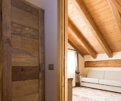 EDILIZIA TURISTICO-RICETTIVA-Ristrutturazione con ampliamento per nuovi appartamenti vacanze a Charvensod, Aosta – 2012/2013
Per eseguire questo progetto abbiamo demolito una porzione del vecchio fabbricato composta da stalla e fienile. Abbiamo eseguito lo scavo in aderenza alla porzione del fabbricato rimanente per realizzare il nuovo ampliamento e abbiamo così potuto dar vita alla nuova struttura con l’adeguamento sismico di quella esistente. L'edificio è completamente isolato esternamente e le facciate sono ben valorizzate con rivestimenti in pietra e boiserie.