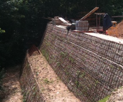 EDILIZIA RESIDENZIALE-Nuova villetta singola a Valdilana, Valle Mosso (BI) - 2012
Per questo progetto abbiamo affrontato una prima fase di esecuzione di terre armate e interventi di stabilizzazione per ricavare la superficie necessaria per la nuova abitazione. La struttura è tutta in cemento armato, ad eccezione del secondo orizzontamento che è in legno con getto di cappa di cemento armato collaborante. Le murature e la copertura sono isolate termicamente, mentre i rivestimenti e gli elementi in legno e pietra di parte delle facciate esterne donano all'edificio uno stile che riteniamo molto gradevole.
